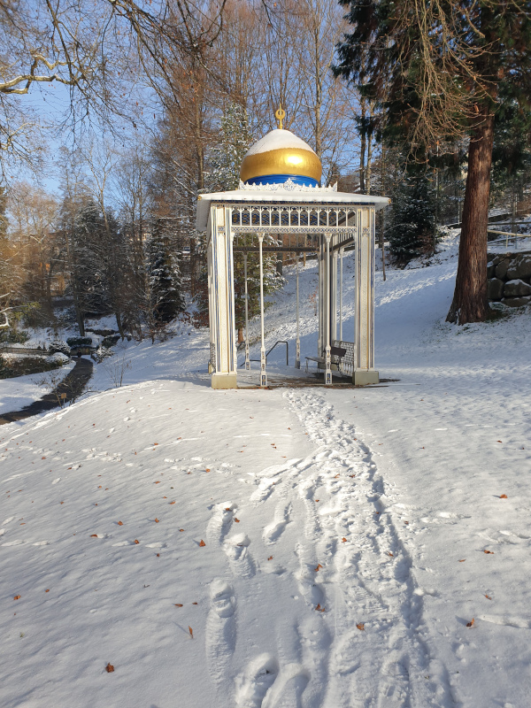 Pavillion mit goldener Kuppel im Schnee